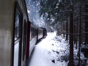 Wandern durch den verschneiten Harz